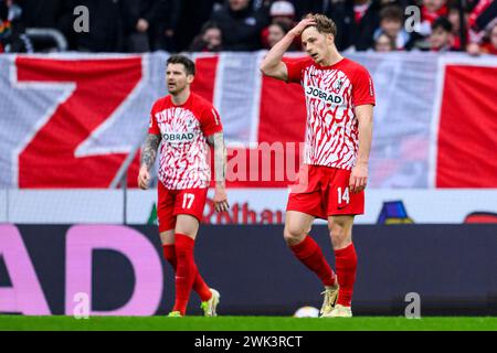 Freiburg Im Breisgau, Allemagne. 18 février 2024. Football : Bundesliga, SC Freiburg - Eintracht Frankfurt, Journée 22, Europa-Park Stadium. Lukas Kübler (l) de Fribourg et Yannik Keitel (R) de Fribourg réagissent malheureux. Crédit : Tom Weller/dpa - REMARQUE IMPORTANTE : conformément aux règlements de la DFL German Football League et de la DFB German Football Association, il est interdit d'utiliser ou de faire utiliser des photographies prises dans le stade et/ou du match sous forme d'images séquentielles et/ou de séries de photos de type vidéo./dpa/Alamy Live News Banque D'Images