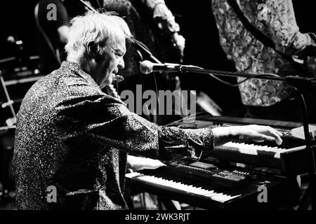 Steve Daggett a photographié jouant des claviers alors que le groupe folk-rock 'Lindisfarne' se produisait en concert en février 2024. Créditez James Hind/Alamy. Banque D'Images