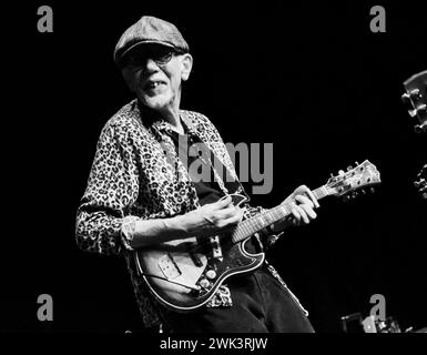 Rod Clements jouait de la mandoline alors que le groupe folk-rock Lindisfarne se produisait en concert en février 2024. Créditez James Hind/Alamy. Banque D'Images