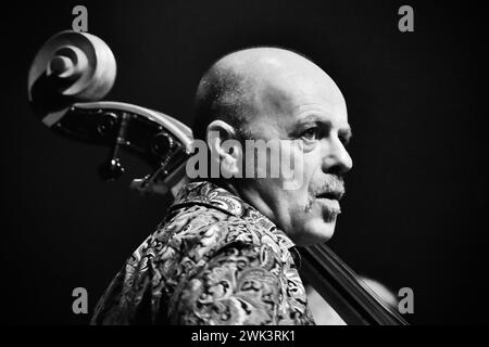 Ian Thomson photographié alors que le groupe folk-rock 'Lindisfarne' se produit en concert en février 2024. Créditez James Hind/Alamy. Banque D'Images