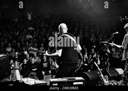 Dave Hull- Denholm photographié alors que le groupe folk-rock 'Lindisfarne' se produit en concert en février 2024. Créditez James Hind/Alamy. Banque D'Images