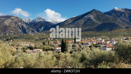 Village de Proastio dans la péninsule de Mani en Messénie en Grèce avec la chaîne de montagnes Tayegetos au-delà Banque D'Images