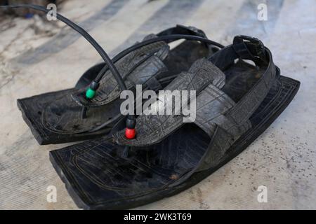 Dar es Salaam, Tanzanie. 16 février 2024. Une paire de sandales localement connues sous le nom de 'Katambuga' fabriquées à partir de pneus recyclés est photographiée dans un atelier de rue à Dar es Salaam, Tanzanie, le 16 février 2024. Crédit : Herman Emmanuel/Xinhua/Alamy Live News Banque D'Images