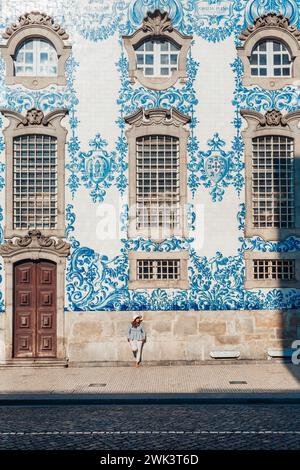 Randonnée touristique, tuiles bleues sur les murs, Porto, Portugal Banque D'Images