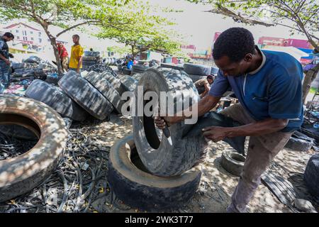 Dar es Salaam, Tanzanie. 16 février 2024. Patrick Yoram Sudae fabrique des sandales localement connues sous le nom de 'Katambuga' fabriquées à partir de pneus recyclés dans un atelier de rue à Dar es Salaam, Tanzanie, le 16 février 2024. Crédit : Herman Emmanuel/Xinhua/Alamy Live News Banque D'Images