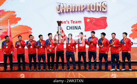 Kuala Lumpur, Malaisie. 18 février 2024. Les joueurs de l'équipe chinoise posent pour la photo avec le trophée lors de la cérémonie du podium lors des Championnats d'Asie de Badminton 2024 au Setia City Convention Centre à Shah Alam. (Photo de Wong Fok Loy/SOPA images/SIPA USA) crédit : SIPA USA/Alamy Live News Banque D'Images