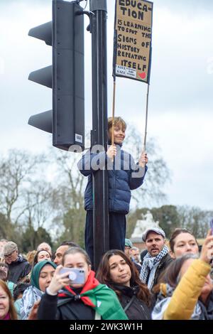 Londres, Royaume-Uni 17/02/2024 des milliers de manifestants défilent de Hyde Park à l'ambassade d'Israël lors de la dernière manifestation contre le bombardement continu de Gaza Banque D'Images