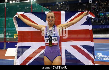 Jemma Reekie célèbre avec sa médaille après avoir remporté la finale du 800 m féminin le deuxième jour des Championnats britanniques Microplus d'athlétisme en salle 2024 à l'Utilita Arena, Birmingham. Date de la photo : dimanche 18 février 2024. Banque D'Images