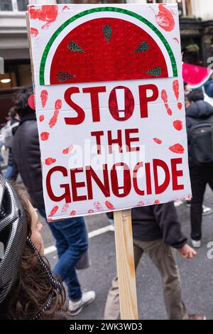 Londres, Royaume-Uni. 17 février 2024. Un manifestant pro-palestinien avec une pancarte indiquant Stop au génocide participe à une Journée mondiale d’action pour appeler à un cessez-le-feu immédiat et permanent à Gaza. Les manifestants ont défilé vers l'ambassade israélienne pour la première fois depuis le 7 octobre 2023. Crédit : Mark Kerrison/Alamy Live News Banque D'Images