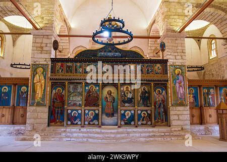 Intérieur de l'église historique de la Transfiguration du Sauveur à l'intérieur de la zone du château de la ville de Pylos à Messénie, Grèce. Banque D'Images