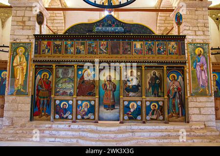 Intérieur de l'église historique de la Transfiguration du Sauveur à l'intérieur de la zone du château de la ville de Pylos à Messénie, Grèce. Banque D'Images