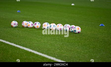 Bochum, Allemagne. 18 février 2024. Football : Bundesliga, VfL Bochum - Bayern Munich, Journée 22, Vonovia Ruhrstadion. Balles sur le terrain avant le match. Crédit : David Inderlied/dpa - REMARQUE IMPORTANTE : conformément aux règlements de la DFL German Football League et de la DFB German Football Association, il est interdit d'utiliser ou de faire utiliser des photographies prises dans le stade et/ou du match sous forme d'images séquentielles et/ou de séries de photos de type vidéo./dpa/Alamy Live News Banque D'Images