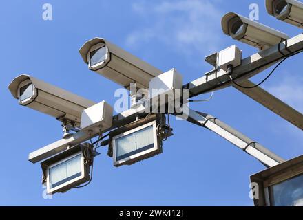 système de caméra haute résolution moderne pour voir les plaques d'immatriculation de voiture et détecter la vitesse et les violations de la route Banque D'Images