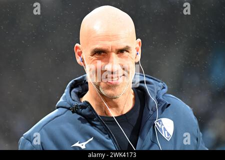 Bochum, Allemagne. 18 février 2024. Football : Bundesliga, VfL Bochum - Bayern Munich, Journée 22, Vonovia Ruhrstadion. L'entraîneur de Bochum Thomas Letsch arrive au stade. Crédit : David Inderlied/dpa - REMARQUE IMPORTANTE : conformément aux règlements de la DFL German Football League et de la DFB German Football Association, il est interdit d'utiliser ou de faire utiliser des photographies prises dans le stade et/ou du match sous forme d'images séquentielles et/ou de séries de photos de type vidéo./dpa/Alamy Live News Banque D'Images