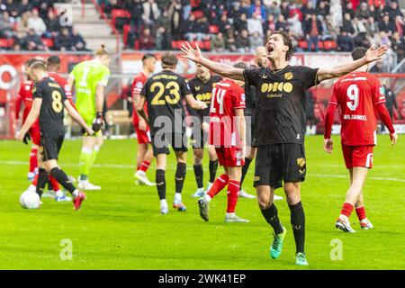 Enschede, pays-Bas. 18 février 2024. Enschede, Stadium Grolsch Veste, 18-02-2024, saison 2023/2024, néerlandais Eredivisie Football FC Utrecht joueur Sam Lammers célèbre la victoire pendant le match Twente - Utrecht final score 0-1 crédit : Pro Shots/Alamy Live News Banque D'Images