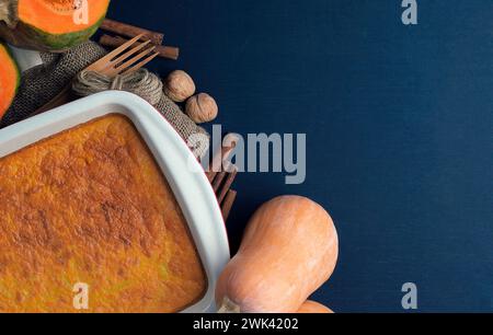 Fond de cuisson traditionnel d'automne. Ingrédients pour la cuisson de tarte à la citrouille, avec des épices de citrouille, des citrouilles, de la farine, des ustensiles et un décor d'automne, vue de dessus flic Banque D'Images