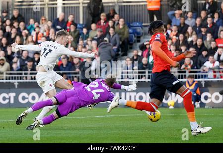 Rasmus Hojlund de Manchester United marque le premier but de son équipe lors du match de premier League à Kenilworth Road, Luton. Date de la photo : dimanche 18 février 2024. Banque D'Images