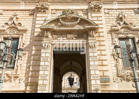 Lecce, Pouilles, Italie - 6 octobre 2023 : façade du Palais des Celestines (Palazzo dei Celestini) près de la basilique de Santa Croce dans le centre historique Banque D'Images