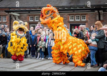 Dimanche 18 février ; Warrington, Cheshire, Angleterre. Warrington Town a célébré le nouvel an chinois avec son Festival du nouvel an lunaire 2024. Hongjun Laozu, un ancien moine taoïste, est celui qui a capturé le Nian. 2024 est l'année du Dragon. Crédit : John Hopkins/Alamy Live News Banque D'Images