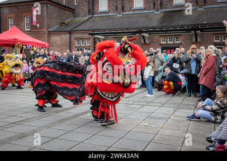 Dimanche 18 février ; Warrington, Cheshire, Angleterre. Warrington Town a célébré le nouvel an chinois avec son Festival du nouvel an lunaire 2024. Hongjun Laozu, un ancien moine taoïste, est celui qui a capturé le Nian. 2024 est l'année du Dragon. Crédit : John Hopkins/Alamy Live News Banque D'Images