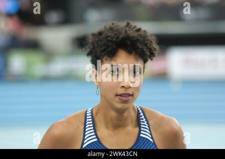 18 février 2024, Saxe, Leipzig : Athlétisme/salle : Championnats d'Allemagne, saut en longueur, femmes. Malaika Mihambo. La championne olympique et double championne du monde en plein air, qui a été blessée pendant longtemps l’année dernière, a gagné avec 6,93 mètres et a remporté son septième titre national en salle d’affilée. Photo : Sebastian Willnow/dpa Banque D'Images