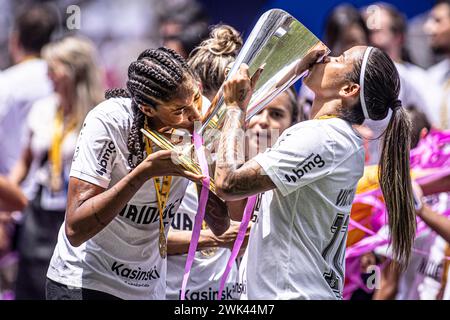 Sao Paulo, Brésil. 18 février 2024. Sao Paulo, Brésil, 18 février 2024 les Corinthiens célèbrent avec trophée après avoir remporté la Supercopa do Brasil Feminino (Super Coupe féminine brésilienne) entre les Corinthiens et Cruzeiro au Neo Quimica Arena à Sao Paulo, Brésil (Danilo Fernandes/SPP) crédit : SPP Sport Press photo. /Alamy Live News Banque D'Images