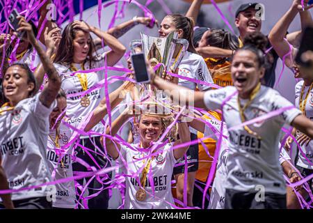 Sao Paulo, Brésil. 18 février 2024. Sao Paulo, Brésil, 18 février 2024 les Corinthiens célèbrent avec trophée après avoir remporté la Supercopa do Brasil Feminino (Super Coupe féminine brésilienne) entre les Corinthiens et Cruzeiro au Neo Quimica Arena à Sao Paulo, Brésil (Danilo Fernandes/SPP) crédit : SPP Sport Press photo. /Alamy Live News Banque D'Images