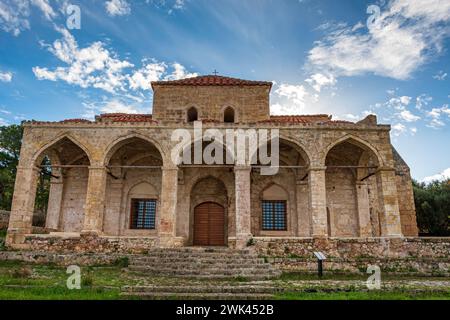 Vue extérieure de l'église historique de la Transfiguration du Sauveur à l'intérieur de la zone du château de la ville de Pylos à Messénie, Grèce. Banque D'Images