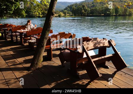 Biergarten, beauté, Una Nationalpark, Bosnien, Bihac, Paradies, Una Fluss, schöner Biergarten am Flussufer im Nationalpark Una Banque D'Images