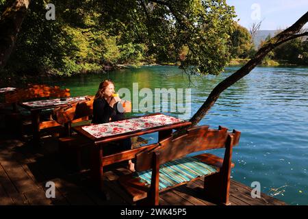 Biergarten, beauté, Una Nationalpark, Bosnien, Bihac, Paradies, Una Fluss, schöner Biergarten am Flussufer im Nationalpark Una Banque D'Images