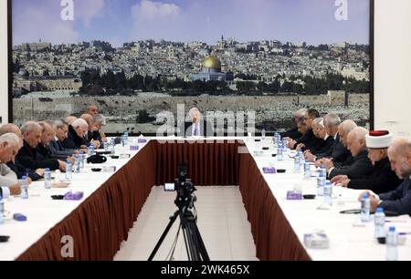 Le Président palestinien Mahmoud Abbas préside une réunion des dirigeants palestiniens le Président palestinien Mahmoud Abbas préside une réunion des dirigeants palestiniens à Ramallah, en Cisjordanie, le 18 février 2024. Photo de Thaer Ganaim apaimages Ramallah Cisjordanie territoire palestinien 180224 Ramallah PPO 002 Copyright : xapaimagesxThaerxGanaimxxapaimagesx Banque D'Images