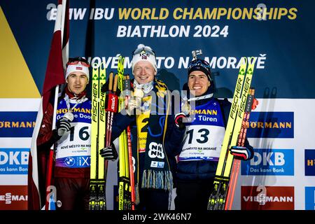 De gauche à droite deuxième Andrejs Rastorgujevs de Lettonie, vainqueur Johannes Thingnes Bo de Norvège, troisième Quentin Fillon Maillet de France médaillé sur le podium après la course de départ en masse masculine - 15 km lors des Championnats du monde de biathlon 2024, à Nove Mesto na Morave, district de Zdar, région de Vysocina, République tchèque, le 18 février 2024. (CTK photo/Jaroslav Svoboda) Banque D'Images