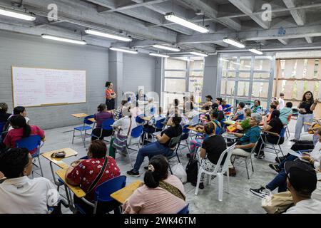 Bogota, Colombie. 17 février 2024. Les citoyens du quartier d'Alta Vista à Medellin, en Colombie, participent à un espace culturel et d'écoute appelé 'El Plan es con vos' où la mairie de la ville vise à recevoir des commentaires pour leur nouveau plan d'ordonnance de district, le 17 février 2024. Photo par : Juan Jose Patino/long Visual Press crédit : long Visual Press/Alamy Live News Banque D'Images