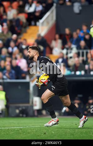 Giorgi Mamardashvili de Valencia CF vu en action lors de la Liga EA Sport saison régulière Round 25 entre Valencia CF et Sevilla FC au stade Mestalla. Score final : Valencia CF 0 : 0 Sevilla FC. Banque D'Images