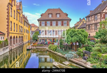 Colmar, France - 20 septembre 2022 : quartier de la petite Venise, un bar avec des bateaux pour les touristes, le long de la rivière Lauch Banque D'Images