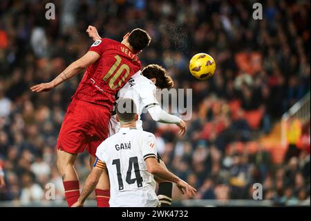 Jose Gaya, Javi Guerra de Valencia CF et Alejo Veliz de Sevilla FC vus en action lors de la Liga EA Sport saison régulière Round 25 entre Valencia CF et Sevilla FC au stade Mestalla. Score final : Valencia CF 0 : 0 Sevilla FC. Banque D'Images