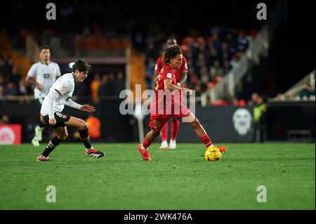 Hannibal du Sevilla FC et Javi Guerra du Valencia CF vus en action lors de la Liga EA Sport saison régulière Round 25 entre Valencia CF et Sevilla FC au stade Mestalla. Score final : Valencia CF 0 : 0 Sevilla FC. Banque D'Images