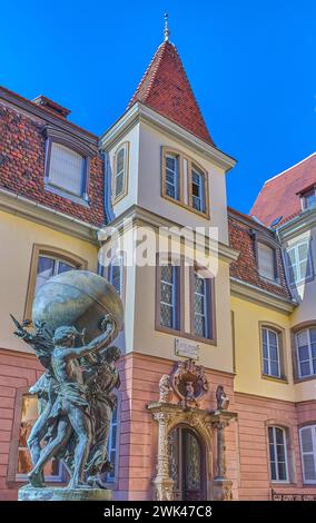 Colmar, France - 21 septembre 2022 : lieu de naissance d'Auguste Bartholdi avec une œuvre du sculpteur au premier plan Banque D'Images