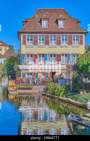 Colmar, France - 20 septembre 2022 : quartier de la petite Venise, un bar avec des bateaux pour les touristes, le long de la rivière Lauch Banque D'Images