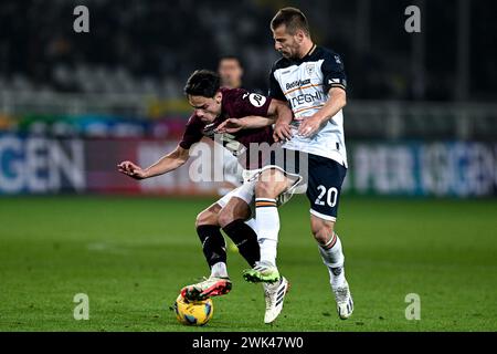 Turin, Italie, 16.02.24 : Samuele Ricci (28 Torino FC) et Ylber Ramadani (20 US Lecce) lors du match de Serie A entre Torino FC et US Lecce à l'Olimpic Stadium Grande Torino à Turin, Italia Soccer (Cristiano Mazzi/SPP) crédit : SPP Sport Press photo. /Alamy Live News Banque D'Images