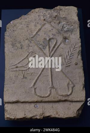 Plaque ou brique décorée en relief avec motif religieux. Chrismon flanqué d'une colombe et d'un palmier. Argile cuite. ive-ve siècles. Provenance inconnue. Musée des conseils wisigoth et de la culture. Tolède, Castille-la Manche, Espagne. Banque D'Images