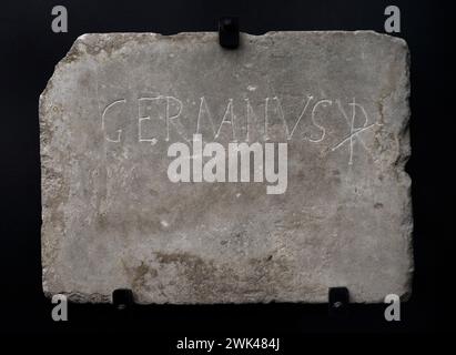 Plaque funéraire. Inscription montrant le nom du défunt GERMANVS à côté d'un Chrismon. Marbre blanc. ive-viie siècles. Provenance inconnue, peut-être de la cathédrale de Tolède, Espagne. Musée des conseils wisigoth et de la culture. Tolède, Castille-la Manche, Espagne. Banque D'Images