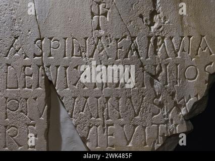 Détail d'un fragment de la pierre tombale d'Aspidia. Il montre un Chrismon et une inscription en majuscules. Marbre. vie siècle. Provenance inconnue. Musée des conseils wisigoth et de la culture. Tolède, Castille-la Manche, Espagne. Banque D'Images