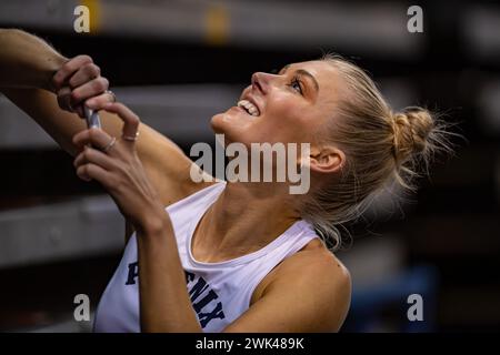 Utilita Arena, Birmingham, Royaume-Uni. 18 février 2024. 2023 Microplus UK Athletics Indoor Championships jour 2 ; Ellie Baker de Brighton Phoenix interagit avec les fans après avoir terminé quatrième au 800m final crédit : action plus Sports/Alamy Live News Banque D'Images