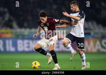 Turin, Italie. 16 février 2024. Samuele Ricci du Torino FC concourt pour le ballon avec Ylber Ramadani du US Lecce lors du match de Serie A entre le Torino FC et le US Lecce. Crédit : Nicolò Campo/Alamy Live News Banque D'Images