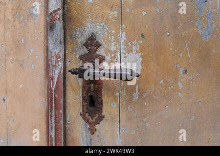 Eiserner Tuergriff und geschmiedeter Schlosskasten an der schweren Holztuer der nouveaux-Marien-Kirche in Barth , ein typischer Bau der Norddeutschen Backsteingotik. Foto:Winfried Rothermel *** poignée de porte en fer et coffret de serrure forgé sur la lourde porte en bois de produits Église Marys à Barth, un bâtiment typique du style gothique brique de l'Allemagne du Nord photo Winfried Rothermel Banque D'Images