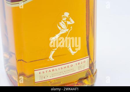 Kiev, Ukraine - 16 juillet 2022 : étiquette de bouteille de whisky écossais mélangé Johnnie Walker Red Label. C'est la marque la plus largement distribuée de blended Scotch w Banque D'Images