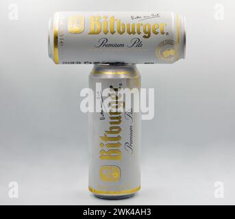 Kyiv, Ukraine - 05 août 2022 : tournage en studio de canettes de bière Bitburger Premium Pils gros plan sur blanc. Banque D'Images