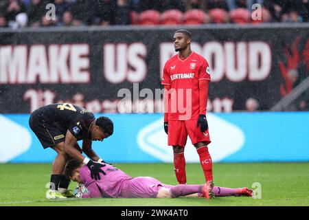 Enschede, pays-Bas. 18 février 2024. ENSCHEDE, PAYS-BAS - 18 FÉVRIER : Myron Boadu du FV Twente déçu après la défaite, Ryan Flamingo du FC Utrecht et le gardien de but Mattijs Branderhorst du FC Utrecht lors du match néerlandais Eredivisie entre le FC Twente et le FC Utrecht à de Grolsch Veste le 18 février 2024 à Enschede, pays-Bas. (Photo de Peter Lous/Orange Pictures) crédit : Orange pics BV/Alamy Live News Banque D'Images