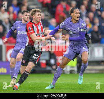 Londres, Royaume-Uni. 17 février 2024. 17 février 2024 - Brentford v Liverpool - premier League - GTECH Community Stadium. Virgil Van Dijk et Nathan Collins de Liverpool au stade communautaire GTECH. Crédit photo : Mark pain/Alamy Live News Banque D'Images